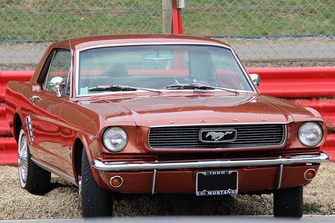 Face avant avec la calandre en grille horizontale - © photo : Michel Bellamy Image