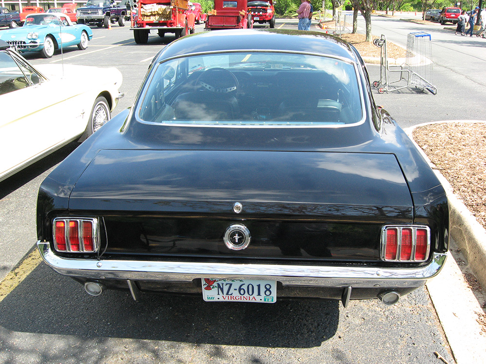 Face arrière Fastback 1965 - © photo : commons.wikimedia.org by Bill McChesney - CC BY 2.0 Image