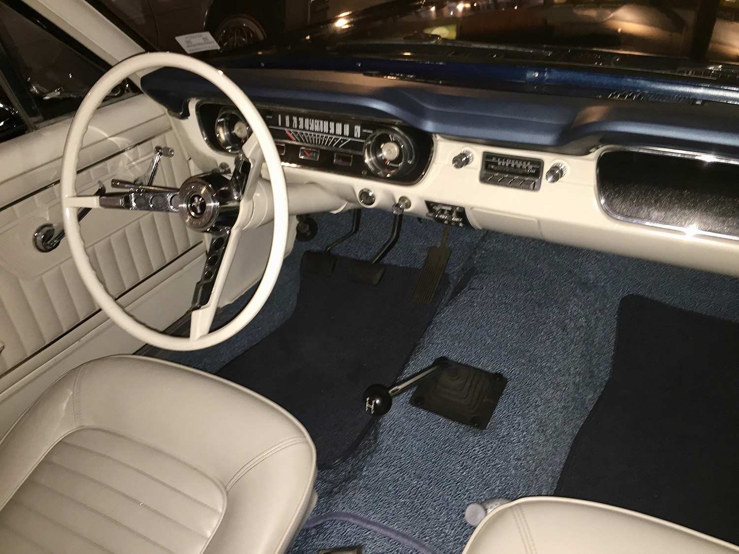 Tableau de bord 1965 avec une boite de vitesse manuelle - © photo : commons.wikimedia.org by CZmarlin - CC BY-SA 4.0 Image