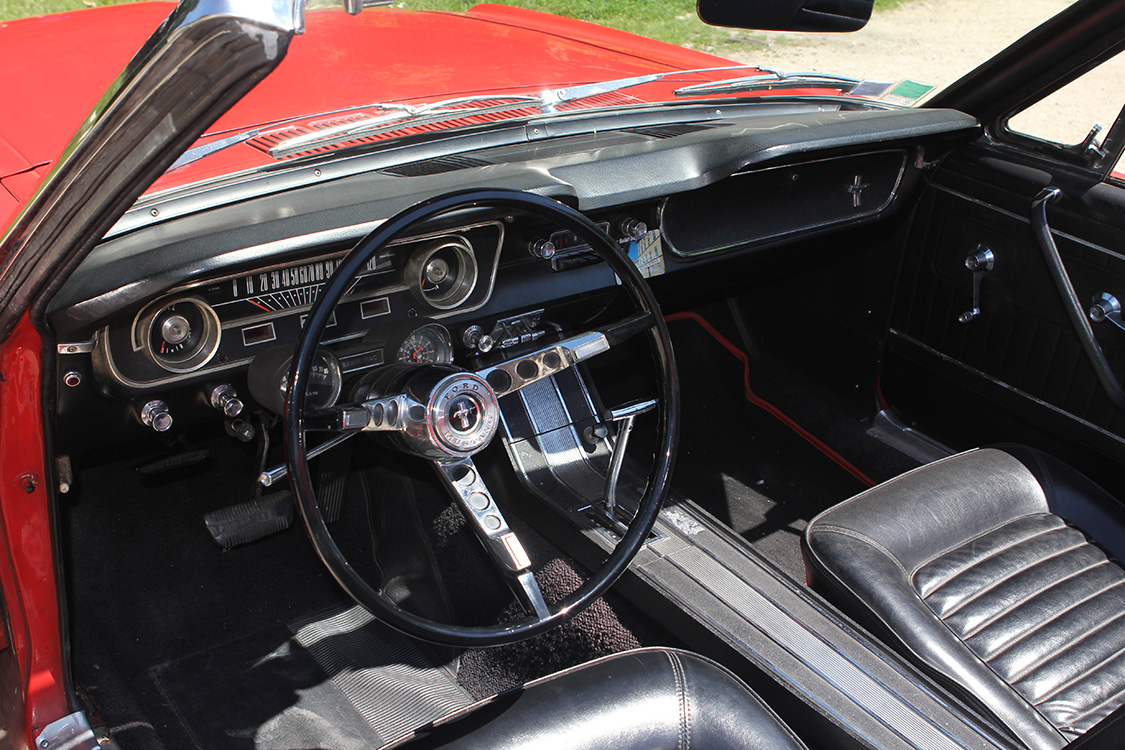 Tableau de bord avec les options Rally Pac et la console centrale - © photo : Kiki D. Bois Image